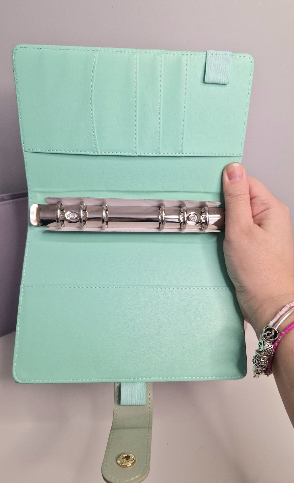 Classeur A6 vert avec 6 enveloppes zip personnalisées