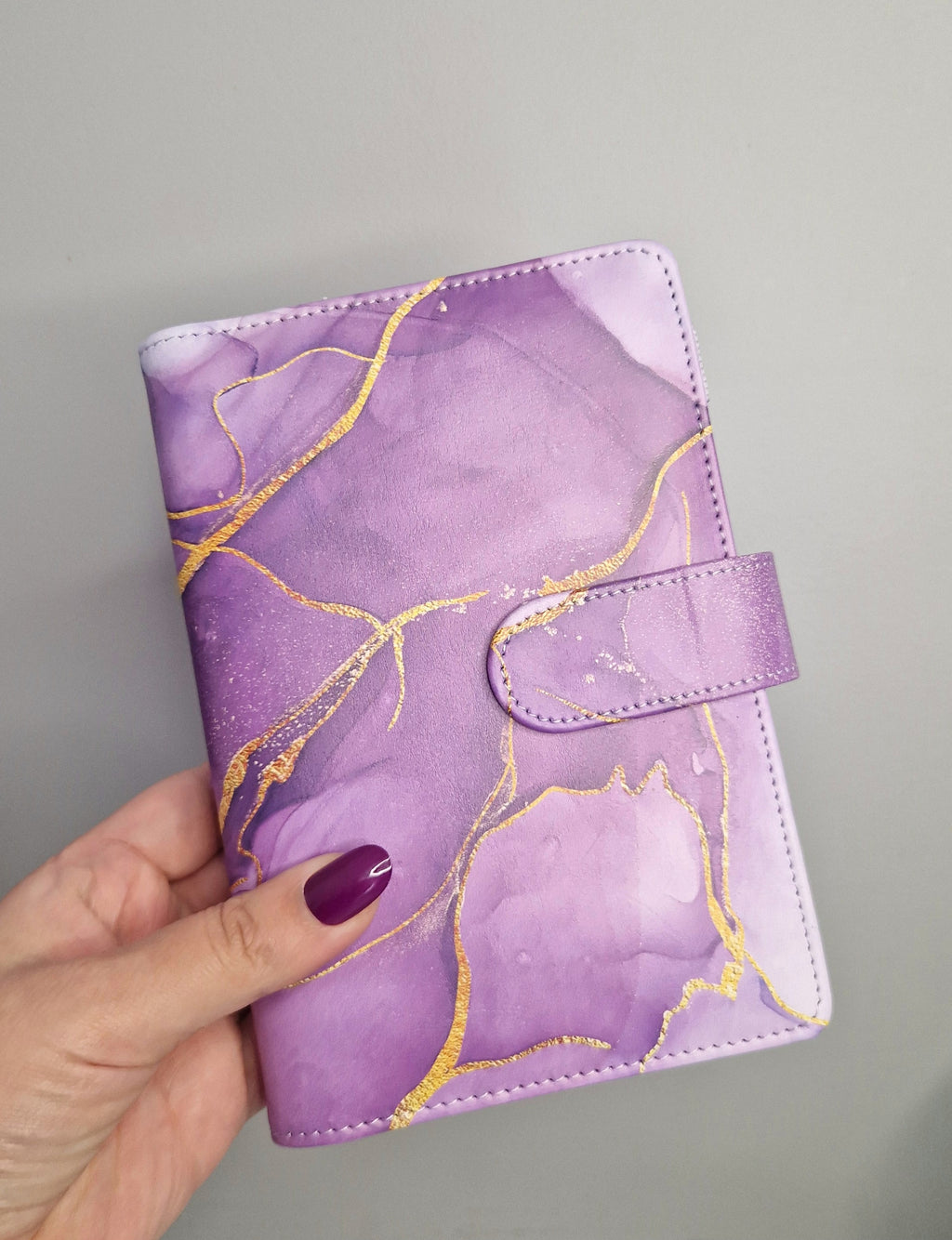Classeur A6 violet marbre avec 6 enveloppes zip personnalisées