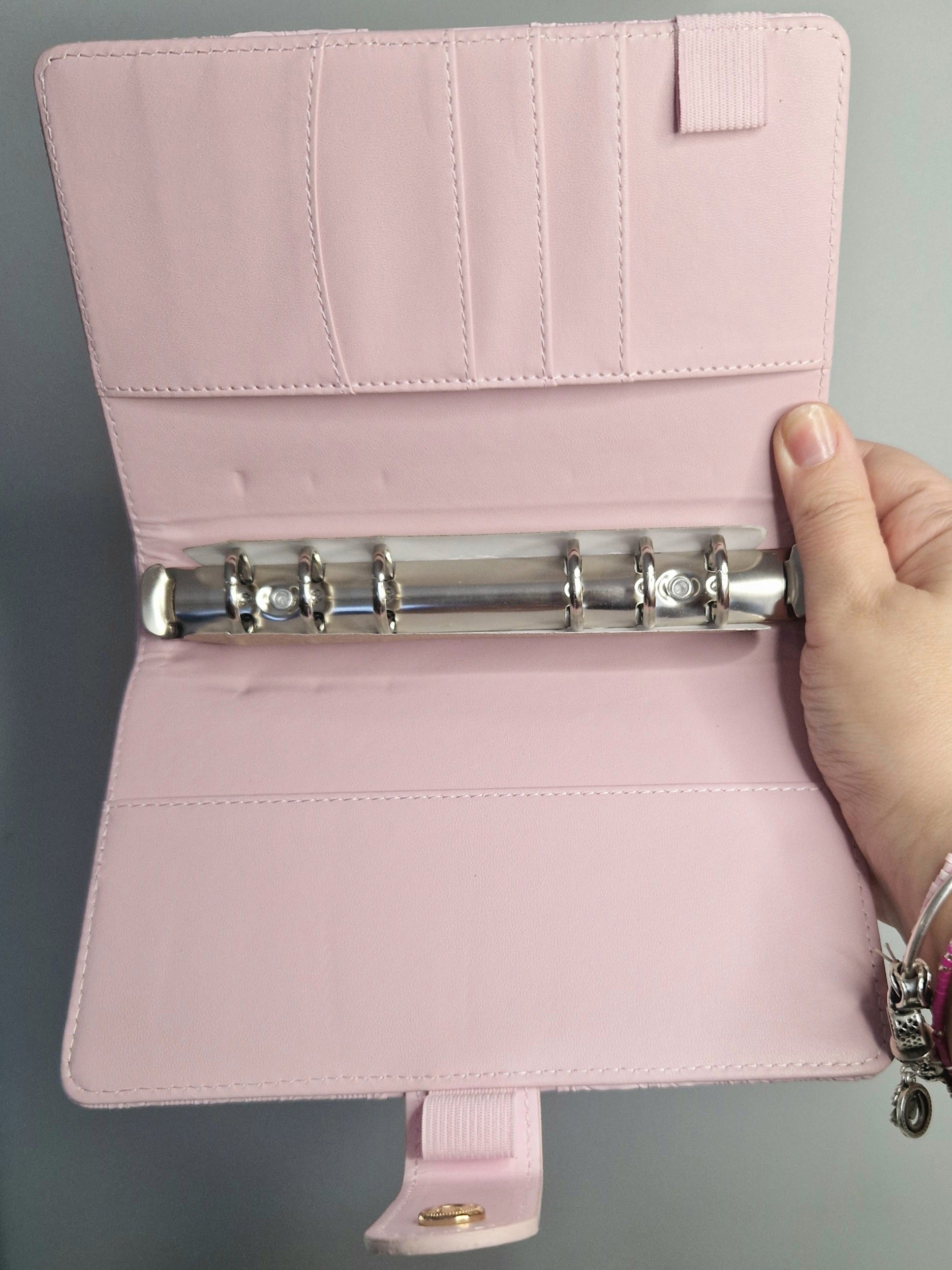 Classeur A6 rose avec 6 enveloppes zip personnalisées